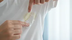 Jak odstranit žluté skvrny od potu: Nejlepší domácí a profesionální metody