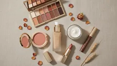 Po čtyřicítce byste se měli vyhnout černým očním linkám a řasence. Líčení, které vám nepřidá roky.